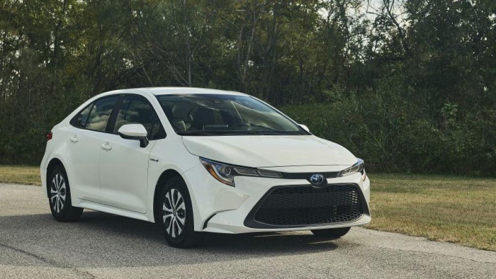 Toyota Corolla 2020 có giá bán khởi điểm tại Mỹ từ 19.500 USD (khoảng 454 triệu đồng). Toyota Corolla phiên bản mới chưa được bán tại Việt Nam. Hiện tại, chỉ có Toyota Corolla Altis, có giá bán từ 697 - 932 triệu đồng
