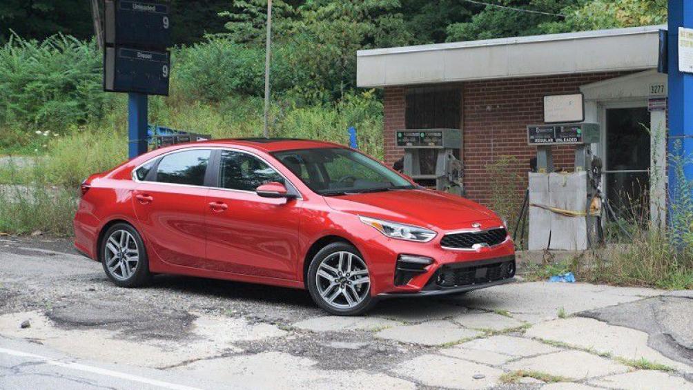 Kia Forte 2019 có giá bán khởi điểm tại Mỹ từ 17.790 USD (khoảng 414 triệu đồng). Mẫu xe này được bán tại thị trường Việt Nam với tên gọi Kia Cerato, có giá bán từ 559 - 675 triệu đồng