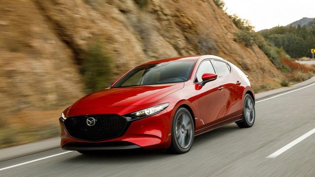 Mazda3 2019 có giá bán khởi điểm tại Mỹ từ 21.000 USD (khoảng 489 triệu đồng). Mẫu xe này hiện vẫn được bán tại Việt Nam với giá từ 659 - 750 triệu đồng nhưng là phiên bản cũ, không phải phiên bản hoàn toàn mới