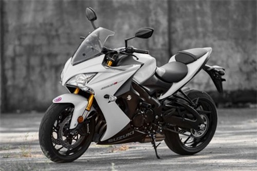 GSX-S 1000F ABS sử dụng động cơ DOHC 4 xi lanh với dung tích 999cc, làm mát bằng chất lỏng