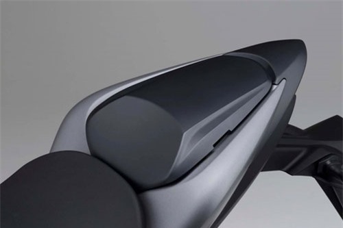 Chiều cao yên 810 mm, trọng lượng 214 kg