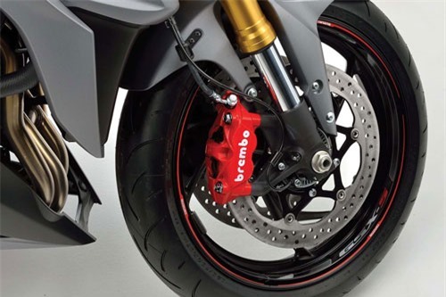 Cặp vành 17 inch, bánh trước dùng phanh đĩa kép 310 mm, 4 piston, kẹp phanh Brembo