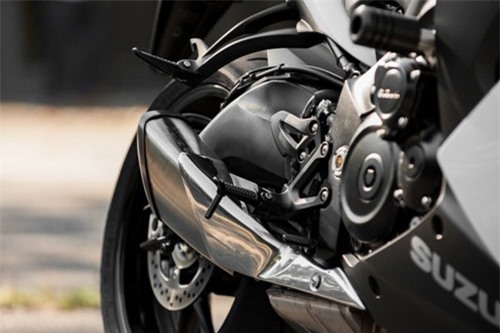 Hai kênh cùng được trang bị hệ thống chống bó cứng phanh (ABS)