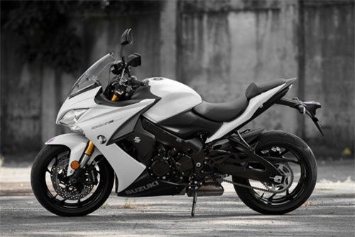 GSX-S 1000F ABS 2019 có số đo 2.115x795x1.080 mm, chiều dài cơ sở 1.460 mm, khoảng sáng gầm 140 mm