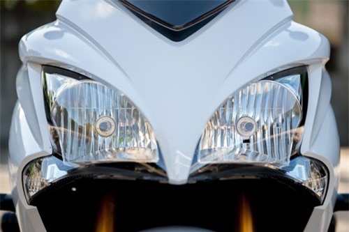 Phuộc nhún trước dạng hành trình ngược, giảm xóc sau lò xo trụ đơn