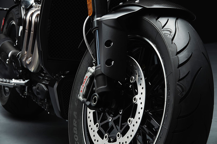 Một số trang bị đáng chú ý khác trên Triumph Rocket III TFC gồm: đèn pha tích hợp đèn định vị LED, bảng đồng hồ là màn hình màu TFT hiện đại, tích hợp Bluetooth, cho phép kết nối với điện thoại hoặc hệ thống định vị dẫn đường và thậm chí là điều khiển được cả camera GoPro..