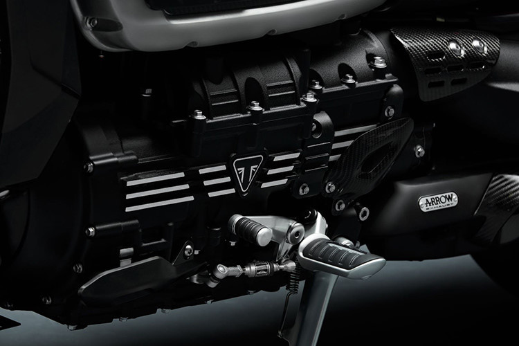 Triumph Rocket III TFC sở hữu khối động cơ 3 xylanh với dung tích cực khủng là 2.458 cc, sản sinh công suất 168 mã lực và mômen xoắn cực đại đạt 221 Nm