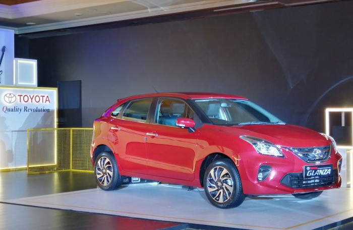 Hãng xe Nhật Bản mới đây đã chính thức giới thiệu mẫu xe hatchback giá rẻ Toyota Glanza 2019 mới tới các khách hàng Ấn Độ, đây thực chất là phiên bản đổi tên và thay logo của mẫu hatchback hạng B Suzuki Baleno như một phần trong thỏa thuận hợp tác giữa 2 thương hiệu