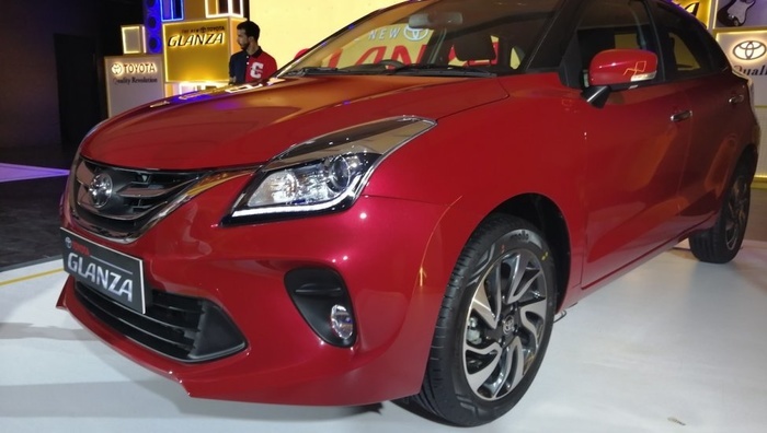 Về ngoại hình Toyota Glanza 2019 sở hữu thiết kế ngoại thất và nội thất về cơ bản là giống hệt Suzuki Baleno, nếu không kể logo thì chi tiết ngoại thất khác với Suzuki Baleno duy nhất của Toyota Glanza 2019 chính là lưới tản nhiệt mạ crôm với 2 nan nằm ngang trên đầu xe