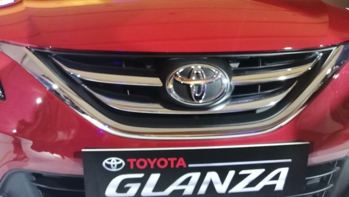 Tuy nhiên, phần đầu của Glanza 2019 mới trông bắt mắt và mạnh mẽ hơn so với "người đồng hương" Suzuki Baleno