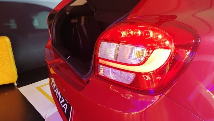 Trong khi đó, những chi tiết khác như cụm đèn pha, cản trước, hốc gió trước, đèn sương mù, vành la-zăng hay đuôi xe của Toyota Glanza 2019 đều giống với Suzuki Baleno