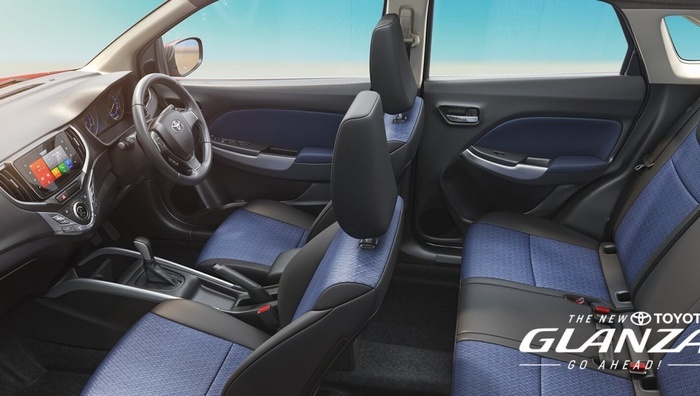 Bên trong nội thất của Toyota Glanza hoàn toàn mới xuất hiện mặt táp-lô, bảng đồng hồ, cửa gió điều hòa và hệ thống thông tin giải trí đều giống hệt Suzuki Baleno