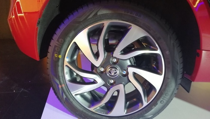 Trong khi đó, động cơ thứ hai tạo ra công suất tối đa 90 mã lực và mô-men xoắn cực đại 113 Nm, động cơ này khá tiết kiệm xăng với mức trung bình 23,87 km/lít (4,18 lít/100 km)