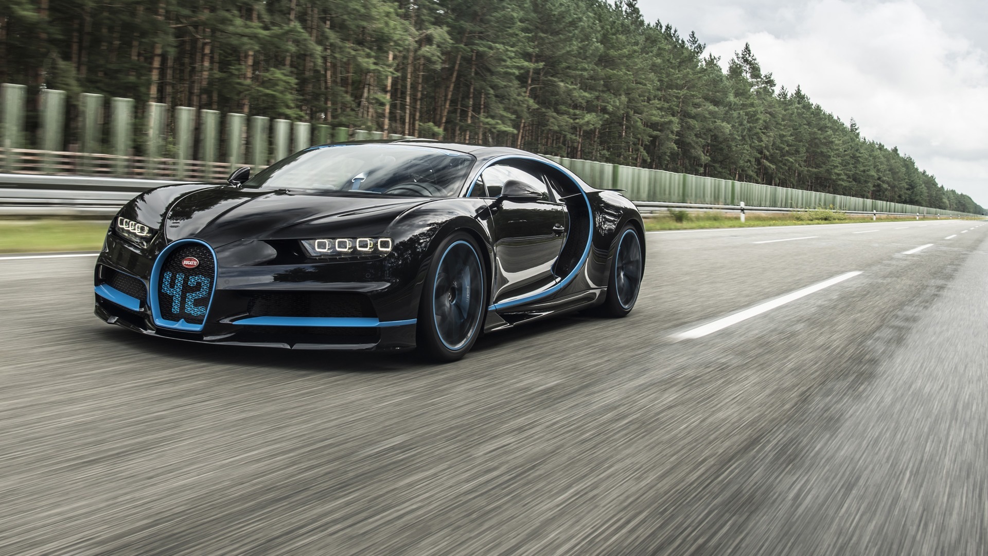 Bugatti Chiron sở hữu động cơ V8 Quad turbo với công suất 1.500 mã lực, có thể tăng tốc từ 0 lên 96,5 km/h trong 2,5 giây