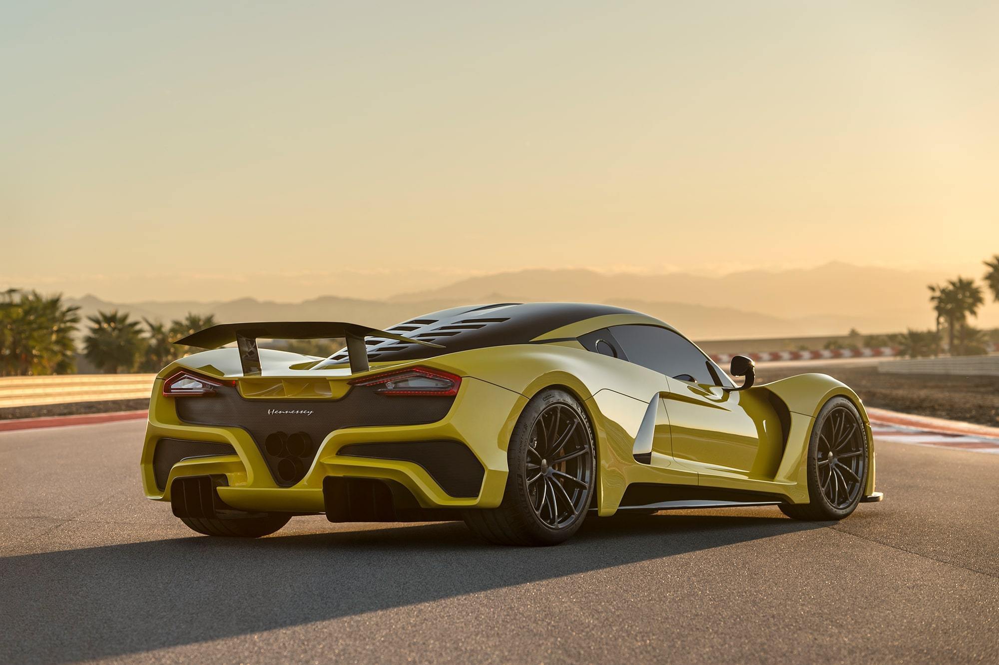 Hennessey Venom F5 là siêu xe sắp trình làng của Hennessey - một công ty có trụ sở tại Taxas. Xe chính thức được giới thiệu động cơ mạnh không tưởng tại một sự kiện ở Monterey Peninsula (Mỹ)