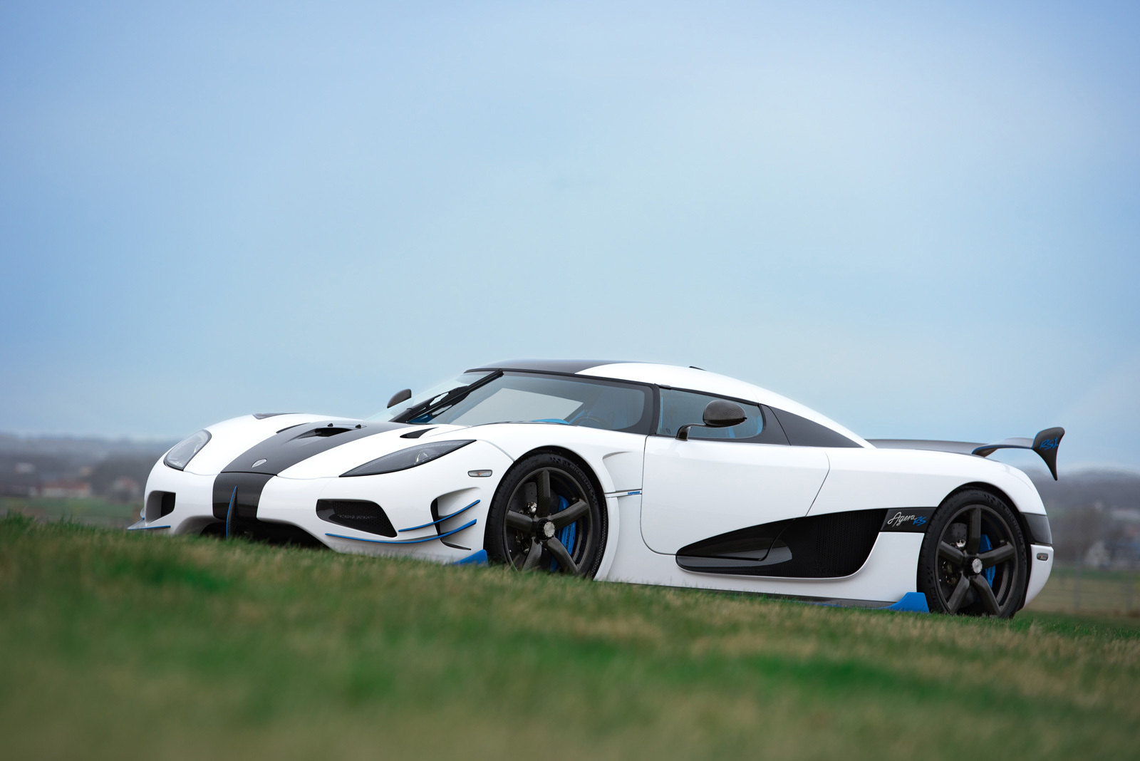 Koenigsegg Agera RS của hãng xe Thụy Điển sở hữu động cơ V8 tăng áp kép, dung tích 5.0 lít, sản sinh ra công suất 1040 mã lực, tốc độ tối đa lên tới 448 km/h