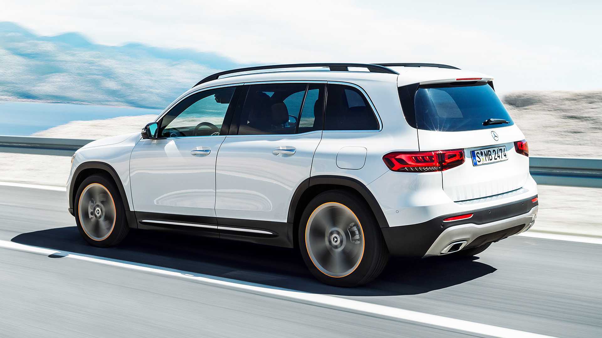 Nếu xe di chuyển trên những con đường bằng phẳng, năng lượng động cơ sinh ra sẽ được chia đều 50:50 cho 2 trục. Trong trường hợp người dùng chọn chế độ tiết kiệm nhiên liệu Eco, 80% năng lượng sẽ được chia cho trục trước và 20% còn lại sẽ dành cho trục sau. Đối với chế độ Sport, tỷ lệ chia năng lượng sẽ là 70:30