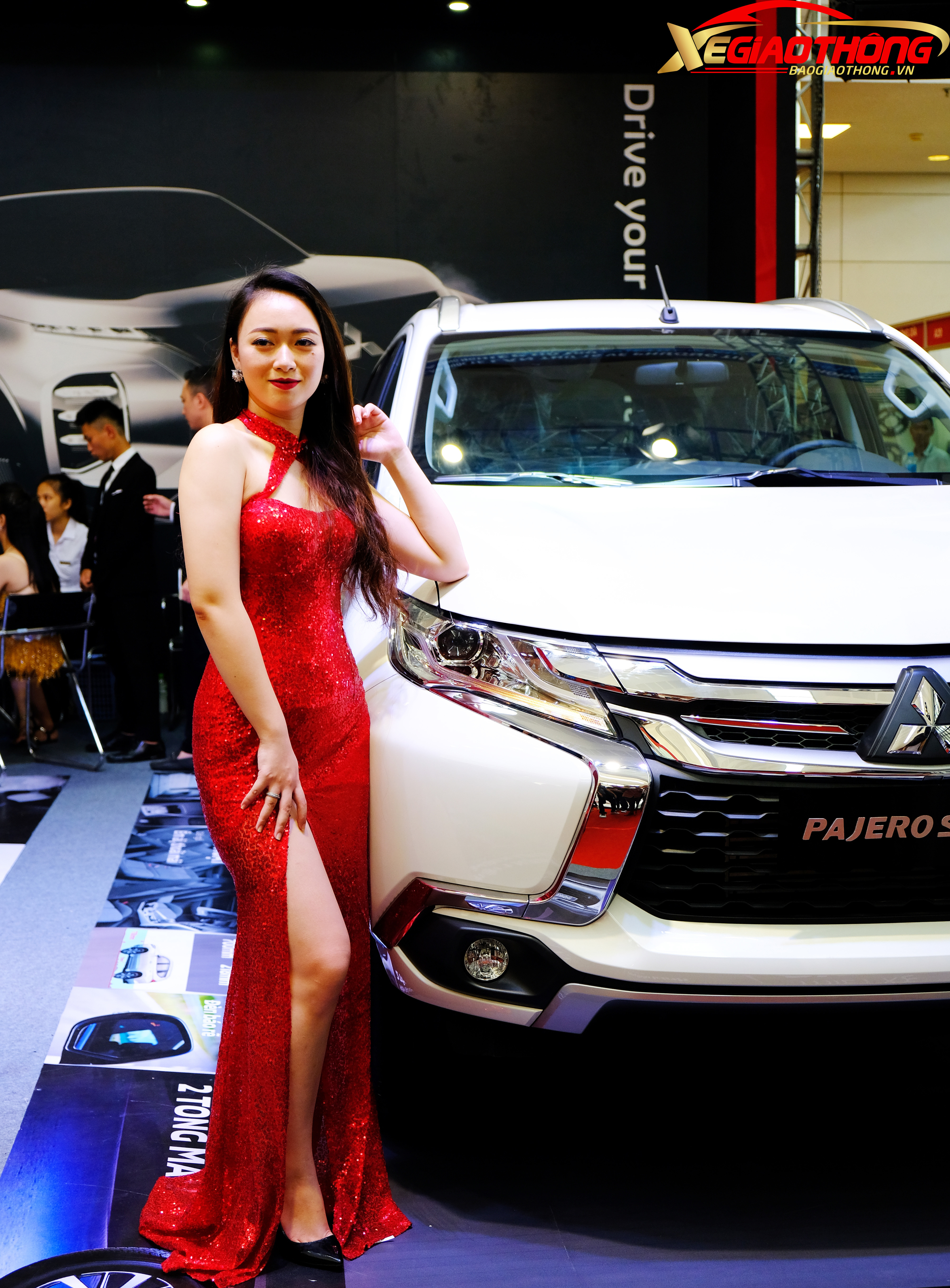 Người đẹp quyến rũ bên Mitsubishi Pajero Sport
