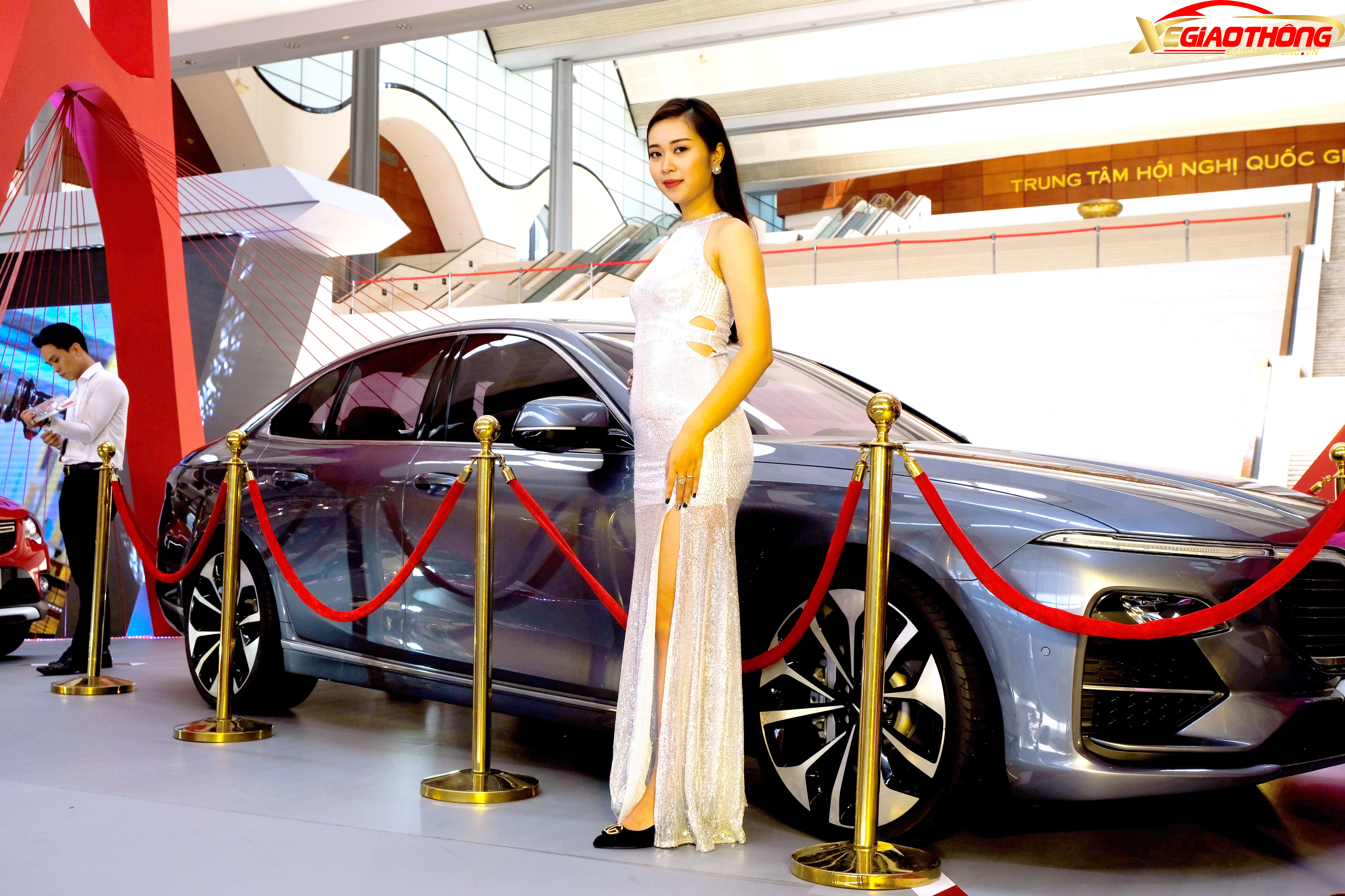 Người đẹp trong bộ váy xẻ sâu quyến rũ bên cạnh chiếc VinFast Lux A2.0