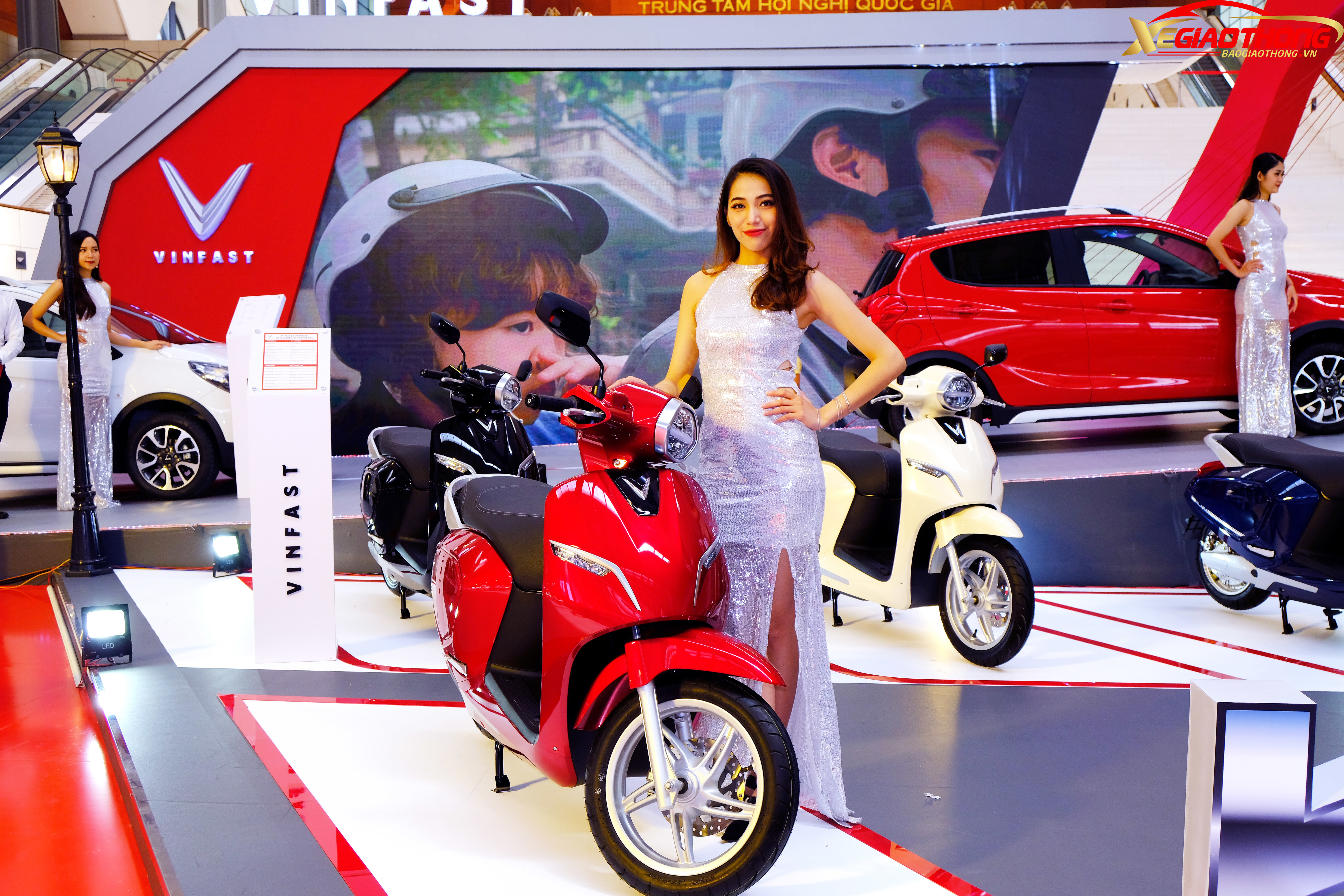 Mẫu xe máy điện VinFast Klara dường như trông hấp dẫn, thu hút hơn khi có sự xuất hiện của người đẹp đứng cùng