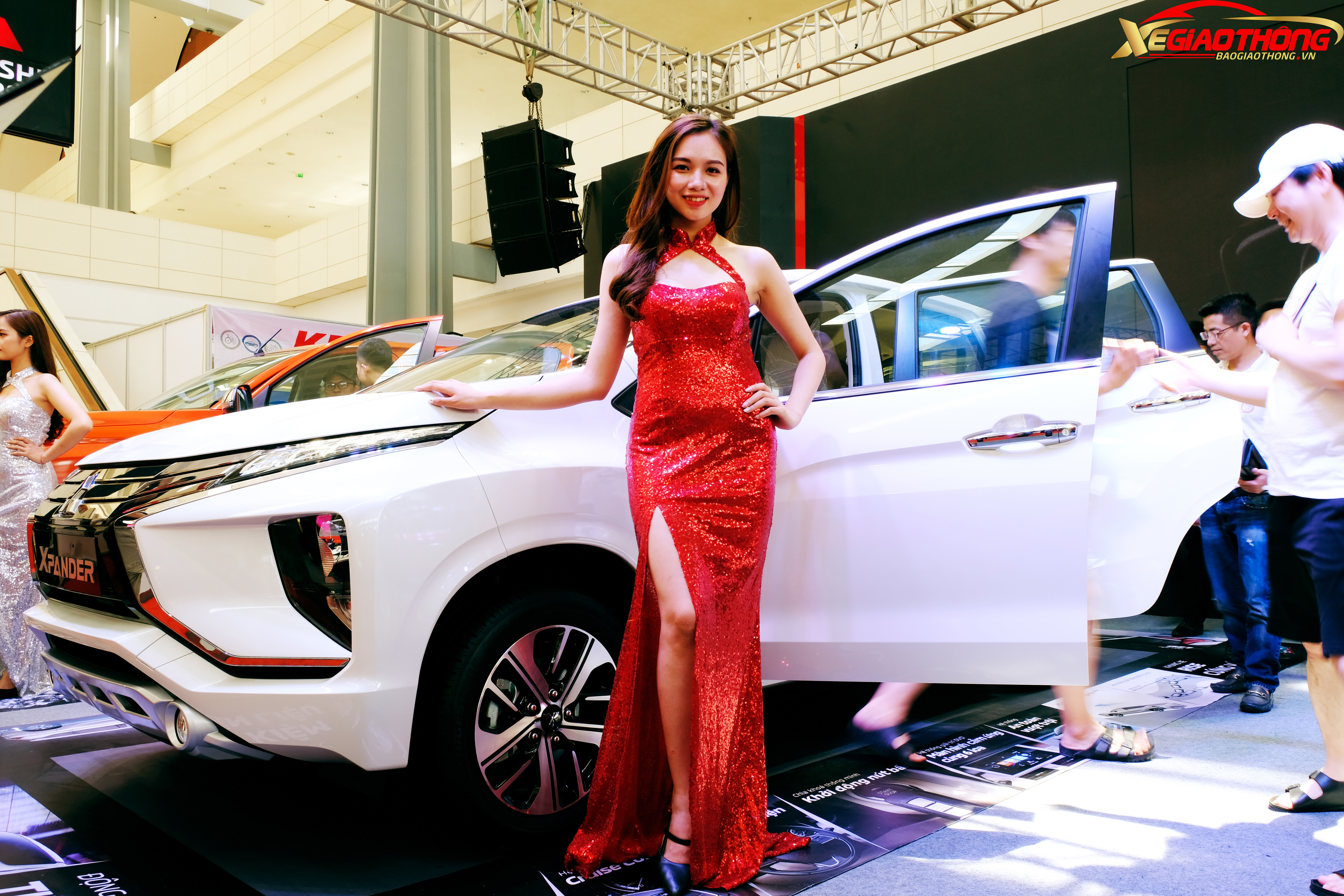 Người đẹp của Mitsubishi tạo dáng bên cạnh mẫu MPV bán chạy nhất Việt Nam hiện nay là Xpander