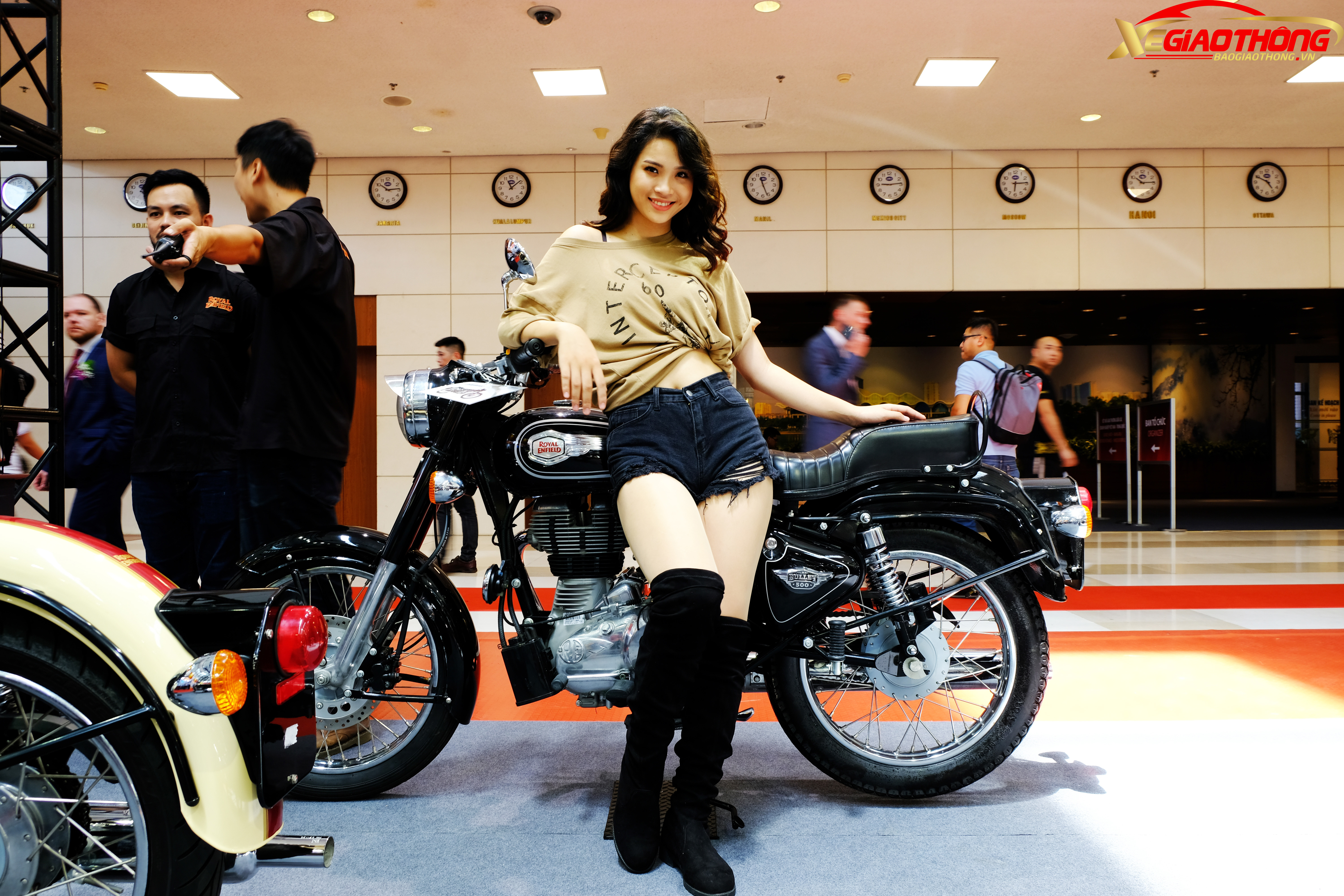 Trong trang phục năng động có phần bụi bặm, người đẹp tạo dáng ngay khi thấy ống kính lia vào