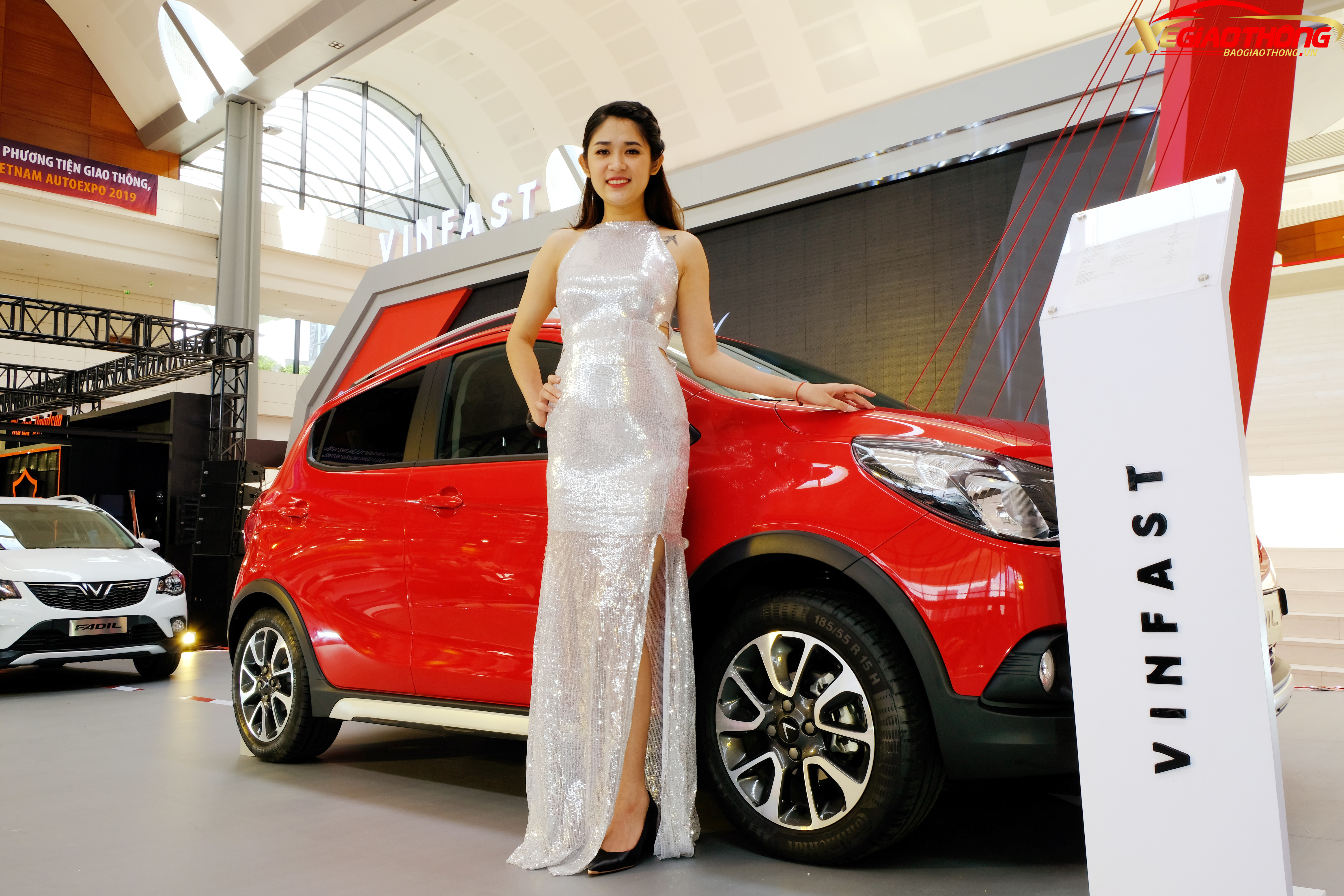 Đến với Vietnam AutoExpo 2019, các người đẹp ở gian hàng VinFast tươi cười đón khách tham quan.
