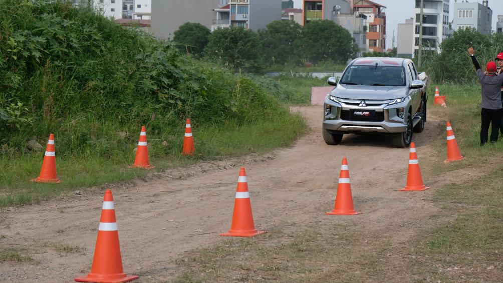 Các tay đua thay nhau điều khiển 2 chiếc xe Mitsubishi Triton mới, được thay đổi một vài chi tiết so với bản thương mại.