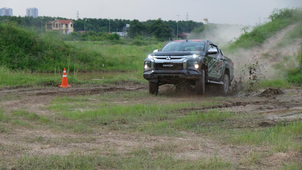 Lao từ dốc xuống đoạn đường lầy lội, chiếc Mitsubishi Triton vẫn tỏ ra rất cứng rắn và chắc chắn.