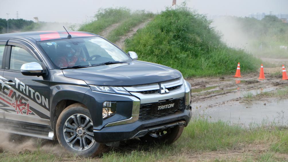Đường lầy lội, Mitsubishi Triton do tay đua điều khiển vẫn vào của khá "ngọt".