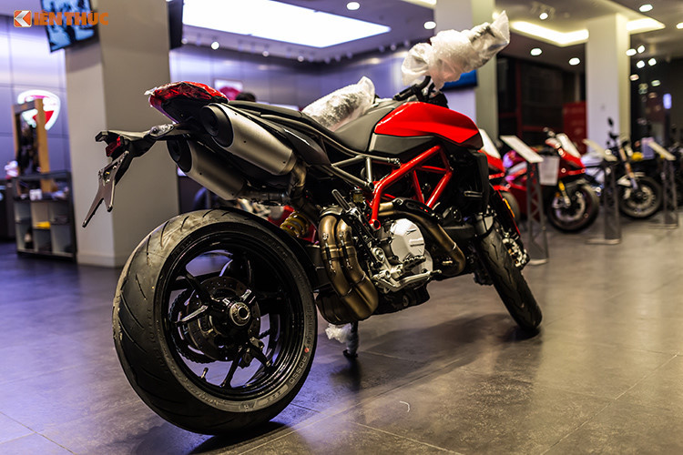 Ducati Việt Nam dự tính sẽ được giới thiệu với 2 phiên bản chính gồm: Hypermotard 950 và Hypermotard 950 SP, mức giá Ducati Hypermotard 950 chính hãng theo tìm hiểu sẽ bán ra khoảng 460 triệu đồng