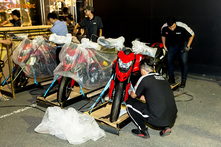 Hơn nữa, trên Ducati Hypermotard 950 mới này, nó còn được sở hữu cặp pô đôi đút gầm cực kỳ khỏe khoắn và gọn gàng