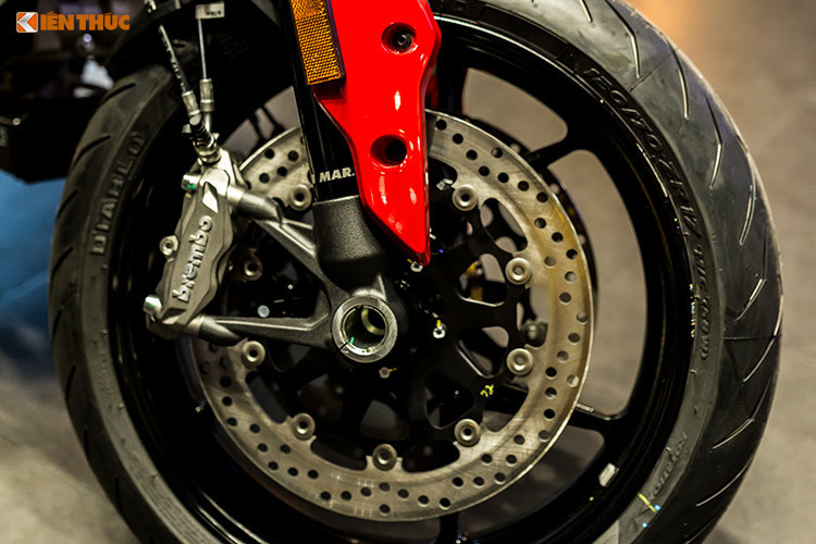 Hypermotard 950 sở hữu cặp lốp Pirelli Diablo Supercorsa SP với số đo bánh trước và sau lần lượt là 120/70ZR7 và 180/55ZR17, cặp lốp nguyên bản này sẽ giúp các biker không phải băn khoăn lựa chọn lốp khi mới "tậu" bởi đây là một trong những cặp lốp thể hiện khá tốt trên đường nhựa được tin dùng