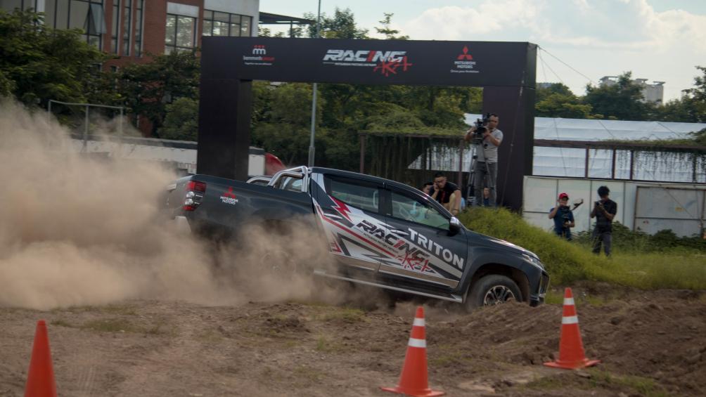 Tay đua người nhật lái chiếc Mitsubishi Triton lướt đi như bay trên đường đất, sau khi lao xuống dốc.