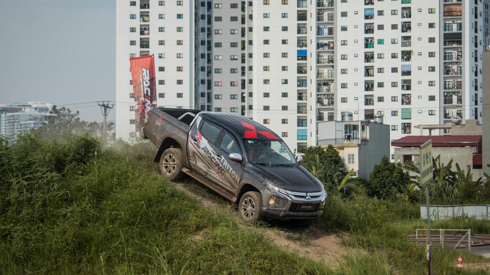 Chiếc Mitsubishi Triton sau khi tăng tốc chuyển ngay sang các đoạn đường địa hình khó khăn và dốc.