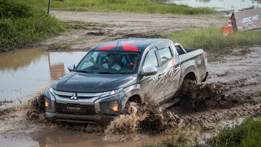 Đường lầy lội không thể làm khó chiếc Mitsubishi Triton với hệ thống truyền động 2 cầu Super Select 4WD-II trứ danh của Mitsubishi được trang bị vi sai trung tâm duy nhất trong phân khúc với 4 chế độ gài cầu.