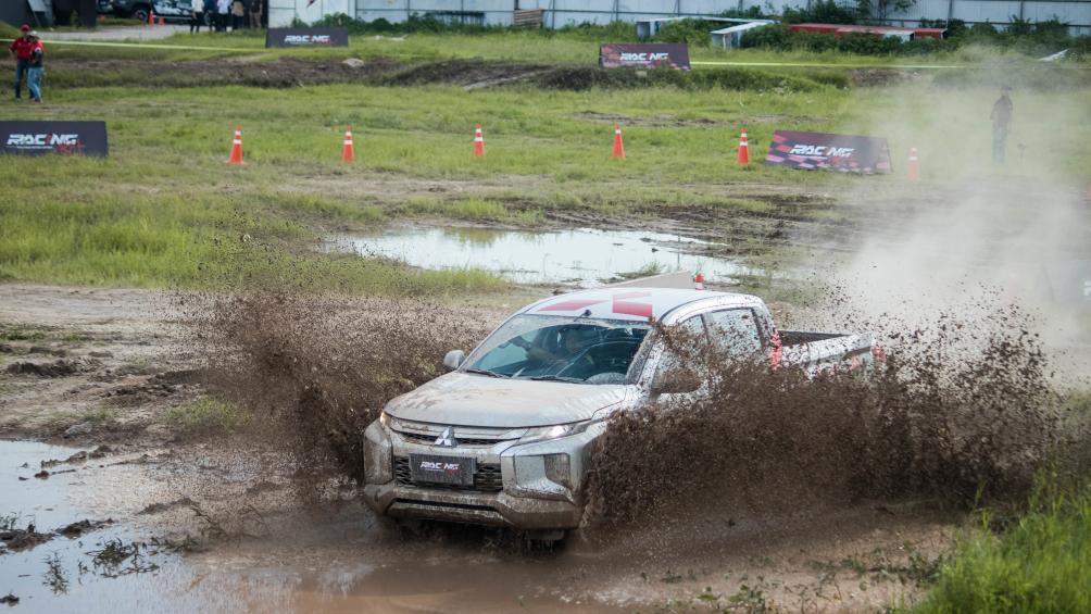 Chiếc Mitsubishi Triton lướt đi như bay, dễ dàng vượt qua các loại đường địa hình khắc nghiệt được thiết kế riêng biệt.