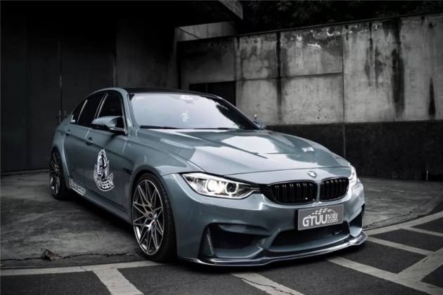 Chiếc BMW 328i này có vẻ ngoài mạnh mẽ thể thao hơn nguyên bản với nhiều “đồ chơi” chất như bánh xe 20 inch tùy chỉnh kèm Lốp Michelin PSS, giảm xóc KW V3, Phanh BMW M4 nguyên bản, van xả MONSTERS, âm thanh Harman Kardon, cánh gió Vorsteiner…