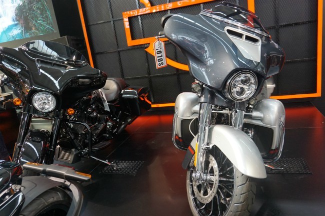 Bộ đôi CVO Street Glide màu bạc và màu đen xuất hiện hoành tráng tại Vietnam AutoExpo 2019