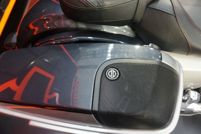 Đỉnh đầu thùng đựng đồ hai bên hông cũng được lắp bộ đôi loa hàng khủng, như thế tổng số loa trên CVO Street Glide lên tới 6 chiếc được bố trí từ đầu tới cuối xe đem lại dàn âm thanh tuyệt vời