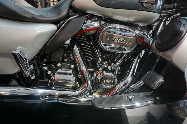 Hệ thống động cơ 2 Milwaukee-Eight 117, dung tích 1,923cc đem lại công suất đầu ra mạnh mẽ, thể hiện uy lực vượt trội, nhất là khi lái xe chạy trên những con đường cao tốc thoáng rộng và đòi hỏi tốc độ cao