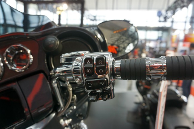 Các nút điều khiển và thanh tay lái bên tay phải