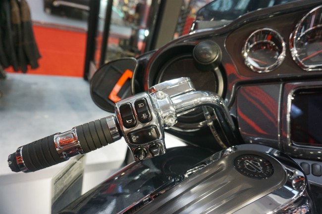 Hệ thống điều khiển và thanh tay lái bên tay trái