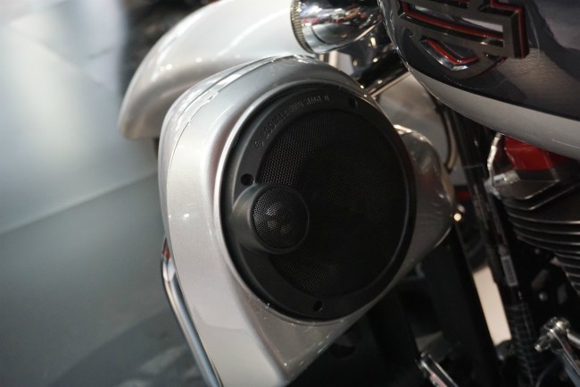 Kéo xuống đầu hai cản trước người xem sẽ thấy rõ bộ đôi loa bố trí đều hai bên