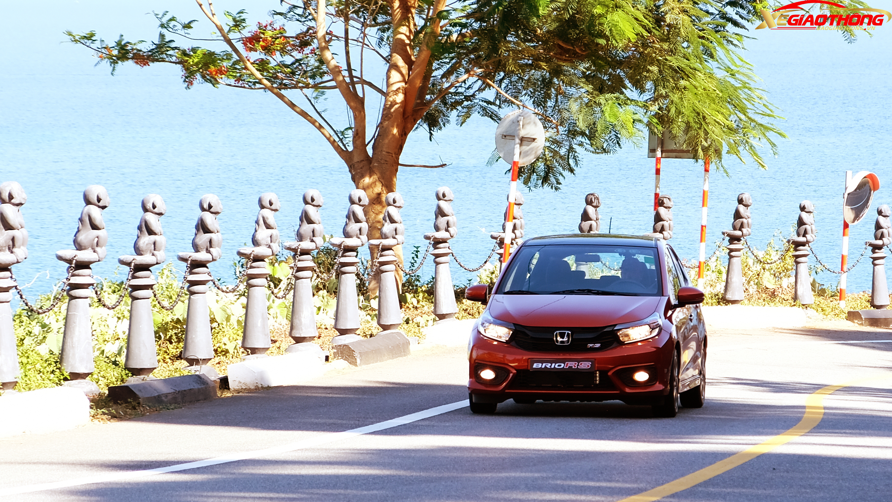Honda Brio RS 2019 cũng được trang bị hệ thống chống bó cứng phanh ABS, phân bổ lực phanh điện tử EBD. Xe đạt tiêu chuẩn an toàn 4 sao ASEAN NCAP.