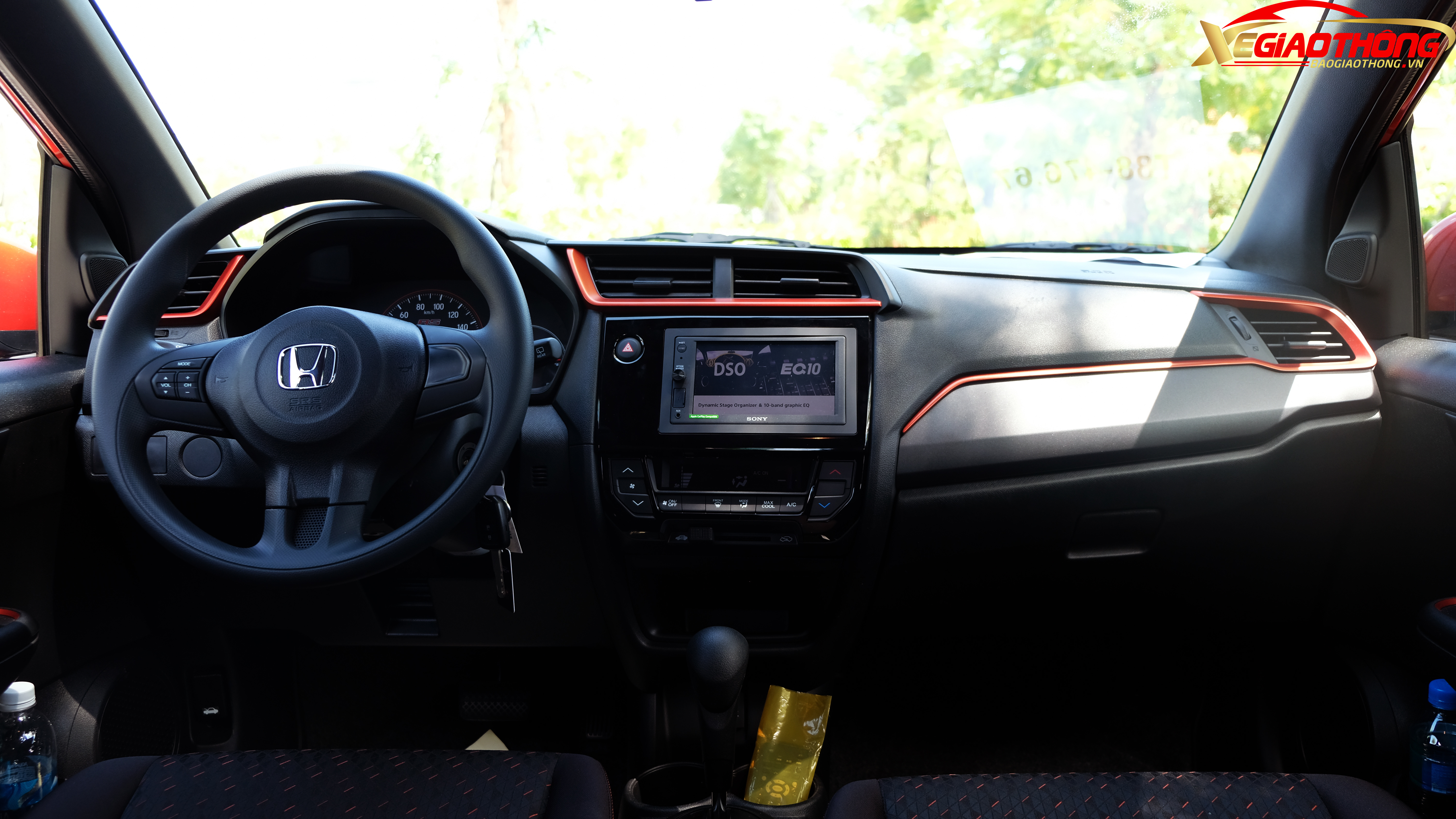 Bên trong khoang nội thất, Honda Brio RS 2019 sử dụng tông màu đen chủ đạo.