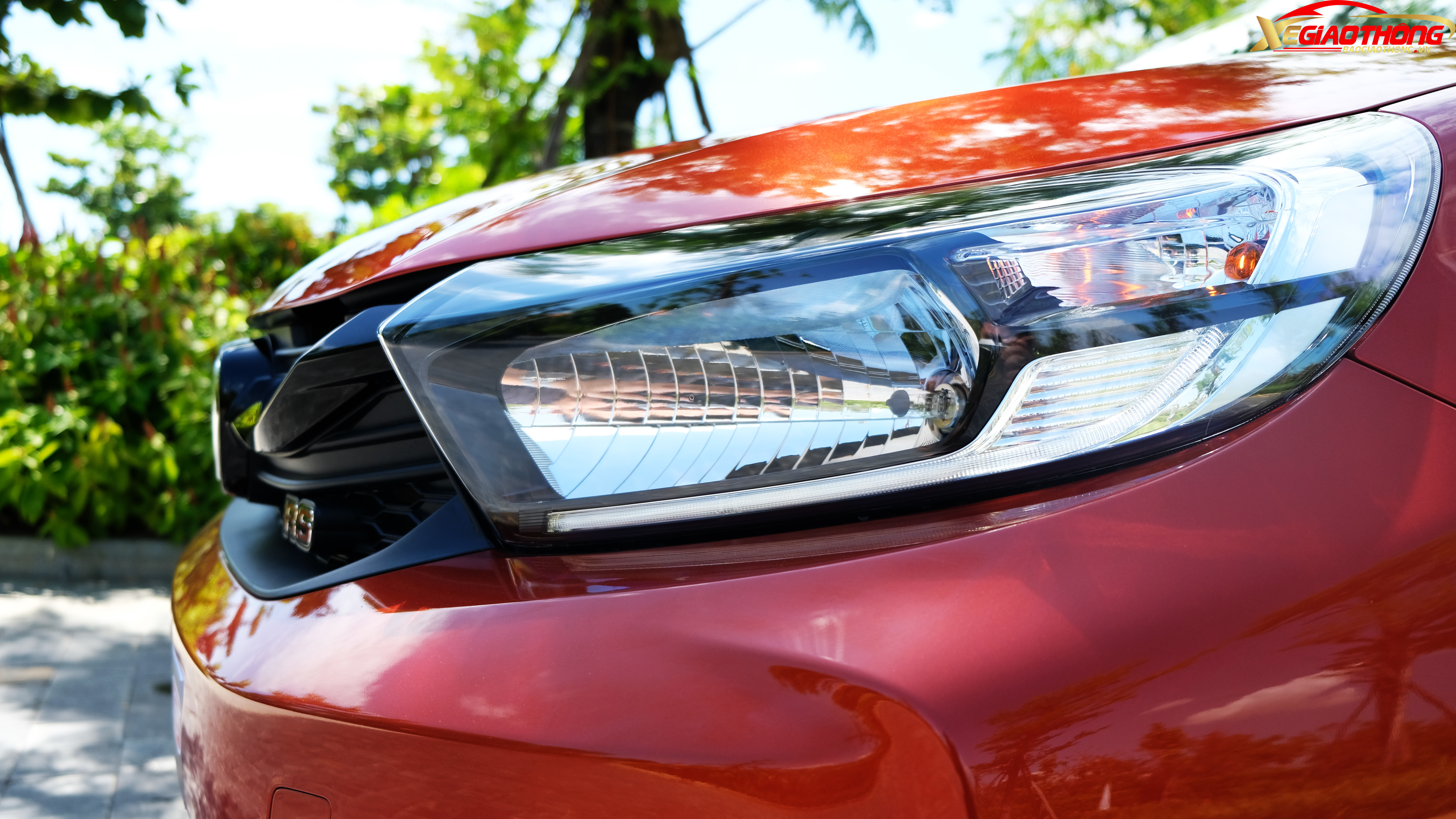 Đèn pha sử dụng công nghệ chiếu sáng halogen, có tích hợp đèn LED định vị.