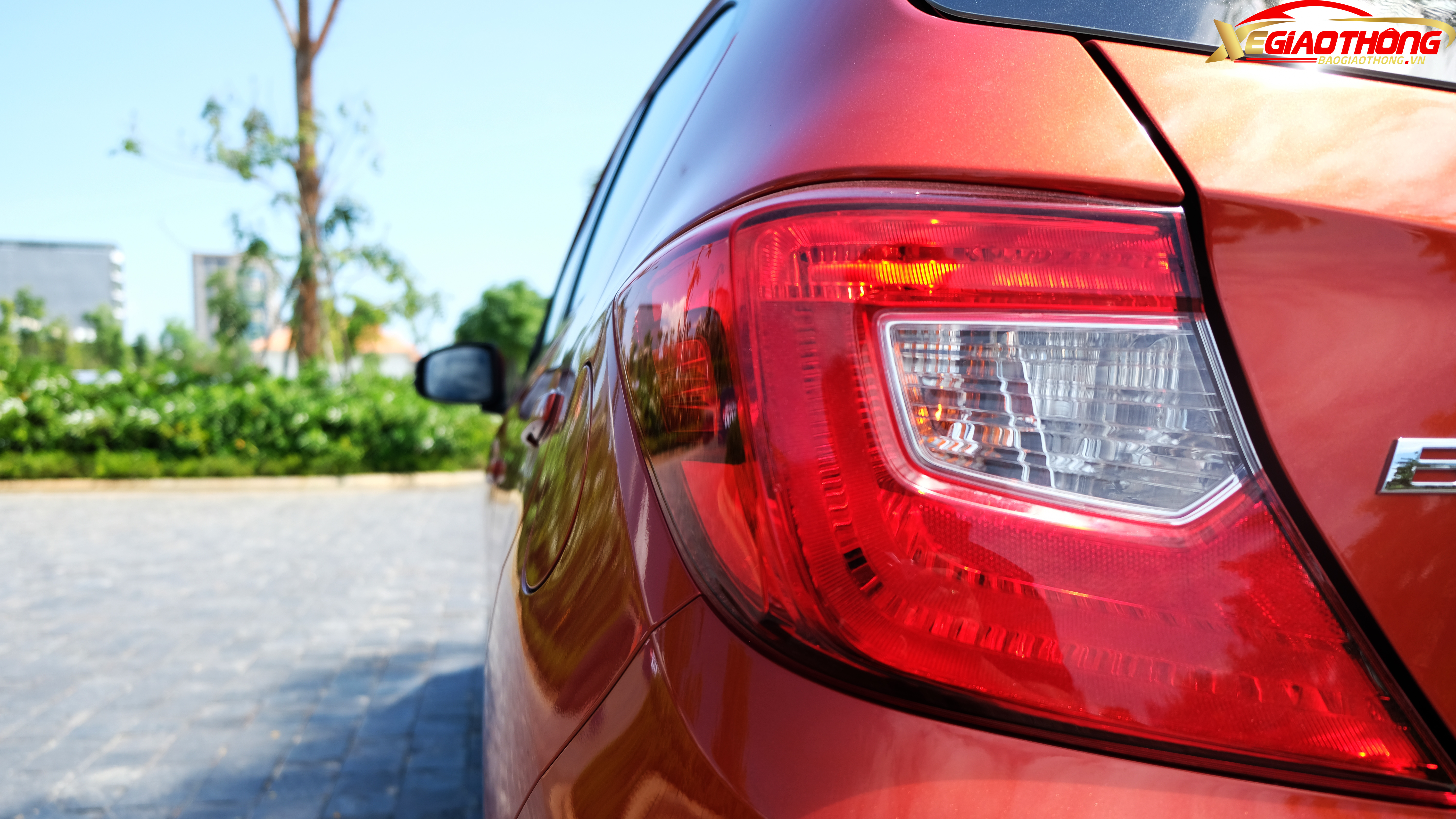 Đèn hậu và đèn phanh trên Honda Brio RS.