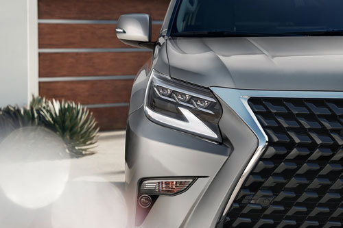 Đèn pha sử dụng công nghệ LED. Bộ la-zăng hợp kim đường kính 19 inch