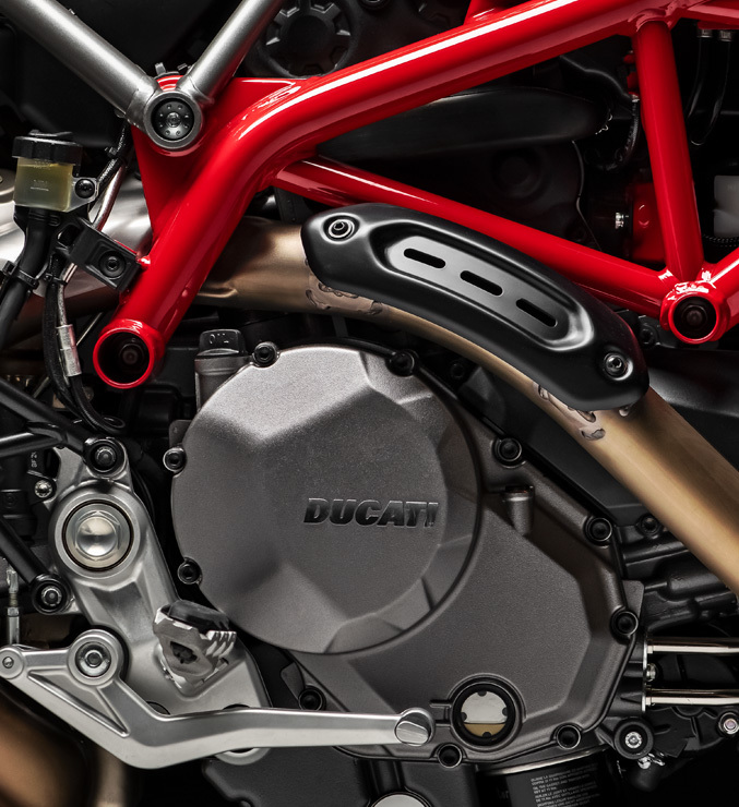 Hypermotard 950 và 950 SP vẫn sử dụng khối động cơ L-Twin Testastretta 11° 937cc tương tự như người tiền nhiệm Hypermotard 939